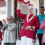Wakil Wali Kota Palu dr Reny A Lamadjido (kanan), Bunda PAUD Diah Puspita (kedua kanan) dan Sekkot Palu Irmayanti Pettalolo (kedua kiri) pada Parade Nuansa Merah Putih di Palu, Kamis (15/8/2024). (Foto: Prokopimda Setda Kota Palu/Jufri)