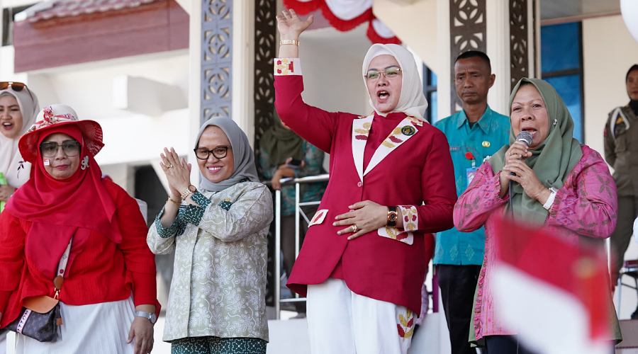 Wakil Wali Kota Palu dr Reny A Lamadjido (kanan), Bunda PAUD Diah Puspita (kedua kanan) dan Sekkot Palu Irmayanti Pettalolo (kedua kiri) pada Parade Nuansa Merah Putih di Palu, Kamis (15/8/2024). (Foto: Prokopimda Setda Kota Palu/Jufri)