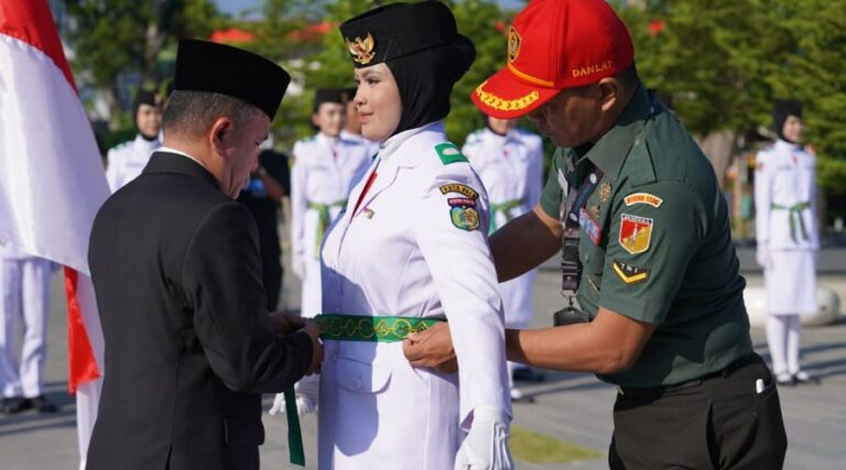 Wali Kota Palu Hadianto Rasyid (kiri) mengukuhkan Paskibraka Kota Palu 2024 di Taman Nasional Palu, Jumat (16/8/2024). (Foto: Porkopimda Setda Kota Palu/Iwan)