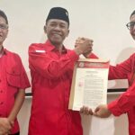 Bakal pasangan calon Wali Kota Palu Hidayat (tengah) bersama Calon Wakil wali Kota Palu Andi Nur B. Lamakarate (kiri) menerima surat rekomendasi dari PDI Perjuangan di Jakarta, Jumat (16/8/2024). (Foto: HO-Tim Handal)