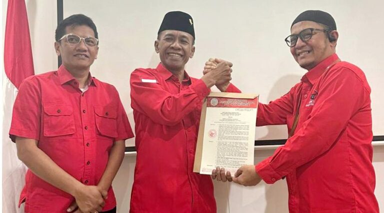 Bakal pasangan calon Wali Kota Palu Hidayat (tengah) bersama Calon Wakil wali Kota Palu Andi Nur B. Lamakarate (kiri) menerima surat rekomendasi dari PDI Perjuangan di Jakarta, Jumat (16/8/2024). (Foto: HO-Tim Handal)