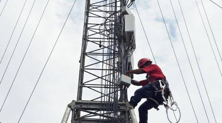 Ilustrasi pemeliharaan jaringan untuk medukung teknologi 5G Standalone pertama di Indonesia oleh Telkomsel. (Foto: Telkomsel)