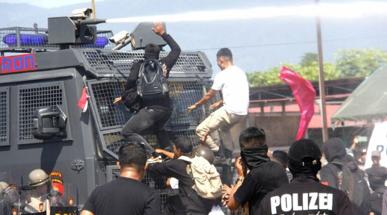 Sejumlah pengunjuk rasa memanjat kendaraan aparat pada simulasi pengamanan kota oleh Polda Sulteng, Kamis (15/8/2024). (Foto: umas Podla Sulteng)