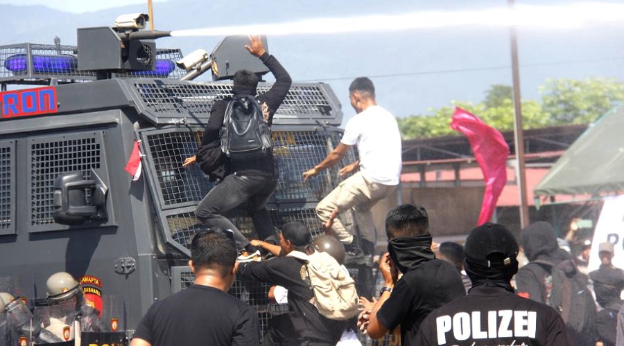 Sejumlah pengunjuk rasa memanjat kendaraan aparat pada simulasi pengamanan kota oleh Polda Sulteng, Kamis (15/8/2024). (Foto: umas Podla Sulteng)