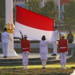 Paskibra menunrunkan duplikat bendera pusaka di Halaman kantor Wali Kota Palu, Sabtu (17/8/2024). (Foto: Pemkot Palu)