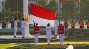 Wali Kota Pimpin Upacara Penurunan Duplikat Bendera Pusaka