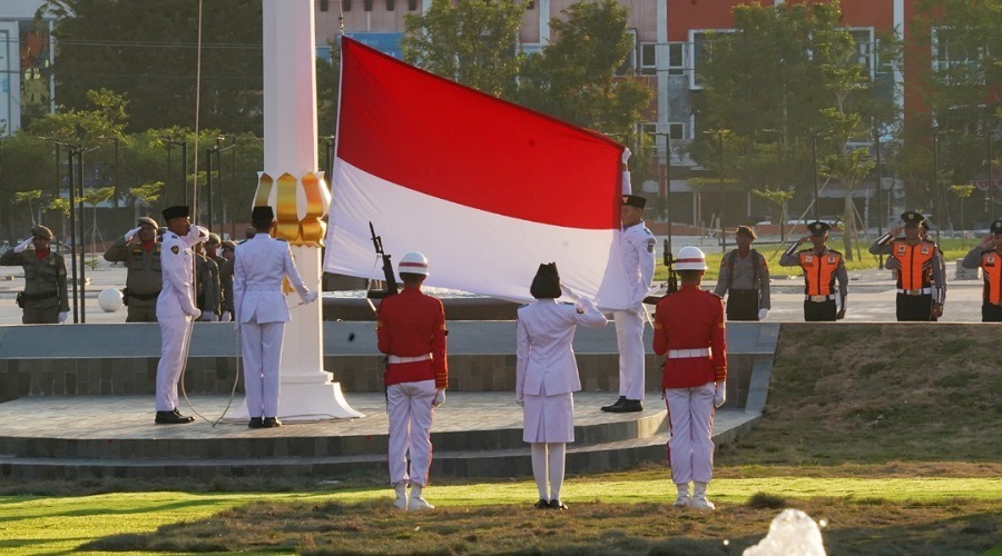 Paskibra menunrunkan duplikat bendera pusaka di Halaman kantor Wali Kota Palu, Sabtu (17/8/2024). (Foto: Pemkot Palu)