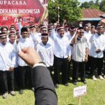Kapolda Sulteng, Irjen Pol Agus Nugroho meneriakkan yel-yel merdeka di hadapan eks napiter usai mengikuti upacara HUT ke-79 RI di Poso, Sabtu (17/8/2024). (Foto: bmzIMAGES/Basri Marzuki)