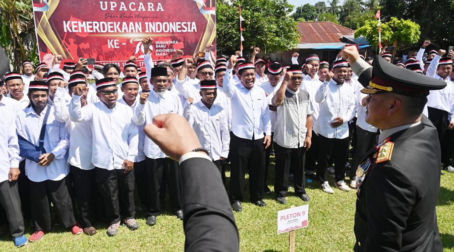 Kapolda Sulteng, Irjen Pol Agus Nugroho meneriakkan yel-yel merdeka di hadapan eks napiter usai mengikuti upacara HUT ke-79 RI di Poso, Sabtu (17/8/2024). (Foto: bmzIMAGES/Basri Marzuki)
