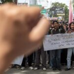 Mahasiswa mengepalkan tinjunya sambil menerakkan yel-yel saat berunjuk rasa di depan Kantor DPRD Sulteng di Palu, Jumat (23/8/2024). (ANTARA FOTO/Basri Marzuki)