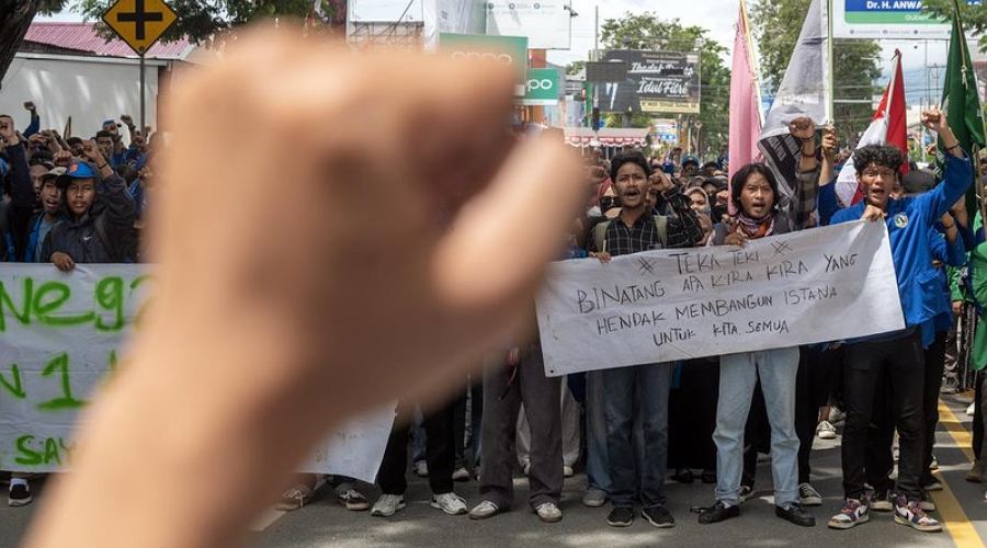 Mahasiswa mengepalkan tinjunya sambil menerakkan yel-yel saat berunjuk rasa di depan Kantor DPRD Sulteng di Palu, Jumat (23/8/2024). (ANTARA FOTO/Basri Marzuki)