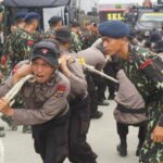 Sejumlah personel baru Brimob menarik kendaraan Barakuda pada tradisi penyambutan di Mako Brimob Polda Sulteng, Kamis (22/8/2024). (Foto: Humas Polda Sulteng)