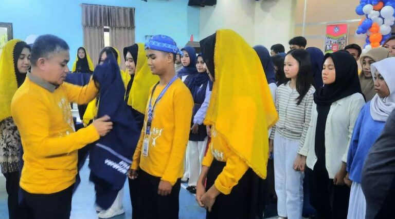 Wali Kota Palu Hadianto Rasyid melantik pengurus forum anak Nosarara, Sabtu (24/8/2024). (Foto: Prokopimda Setda Kota Palu/Jufri)