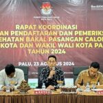kpuKetua KPU Kota Palu, Idrus (tengah memimpin rakor pendaftaran dan pemeriksaan kesehatan calon kepala daerah di kantor KPU Koya Palu, Jumat (23/8/2024). (Foto: ist)