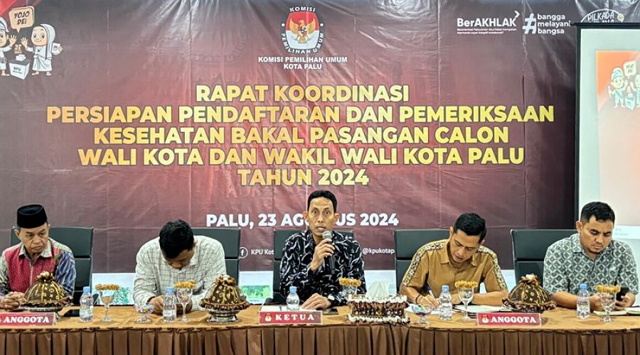 kpuKetua KPU Kota Palu, Idrus (tengah memimpin rakor pendaftaran dan pemeriksaan kesehatan calon kepala daerah di kantor KPU Koya Palu, Jumat (23/8/2024). (Foto: ist)