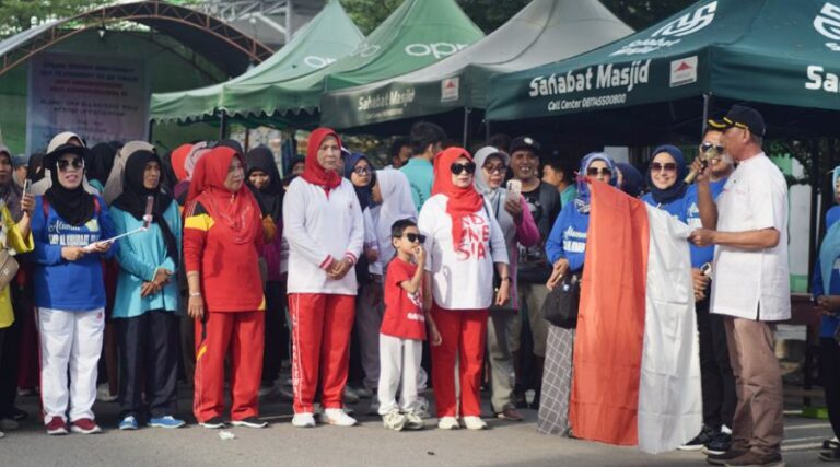 Asisten Usman mlepas jalan santai ALumniSMP ALkhairaat dalam rangka memperingati HUT ke-96 ALkhairaat di Palu, Minggu (25/8/2024). (Foto: Porkopimda Setda Kota Palu/Imron)