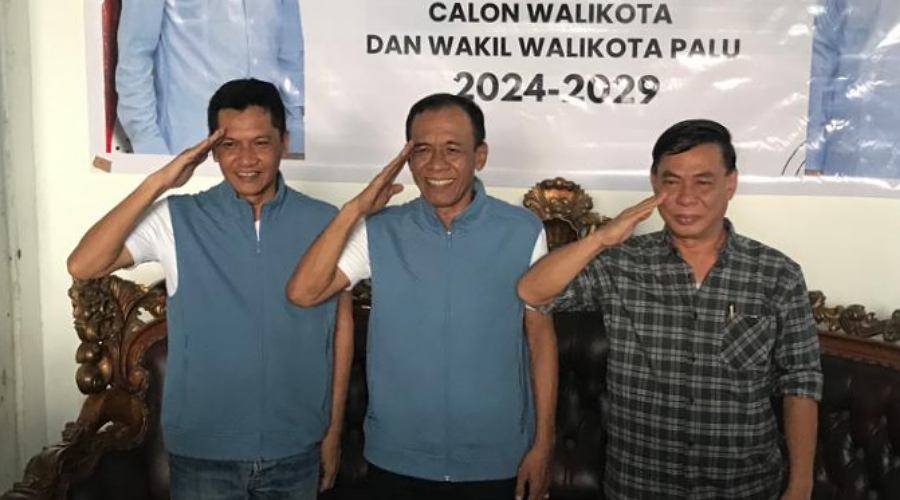 Bakal calon wali kota dan wakil wali kota Palu, Hidayat (tengah) dan Andi Nur B Lamakarate (kiri) didampingi Ketua DPRD Palu, Armin Saputra (kanan). Foto: TIM MEDIA HANDAL