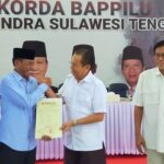 Ketua DPD Gerindra Sulteng, Longky Djanggola (ketiga kiri) menyerahkan surat rekomendasi kepada bakal calon wali kota Palu Hidayat (kedua kiri) didampingi psangannya Andi Nur B Lamakarate (kiri) di Palu, Minggu (25/8/2024). (Foto: Rizal)