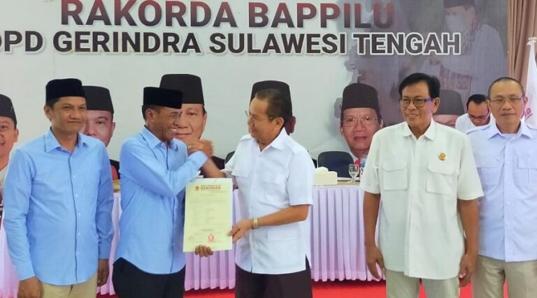 Ketua DPD Gerindra Sulteng, Longky Djanggola (ketiga kiri) menyerahkan surat rekomendasi kepada bakal calon wali kota Palu Hidayat (kedua kiri) didampingi psangannya Andi Nur B Lamakarate (kiri) di Palu, Minggu (25/8/2024). (Foto: Rizal)