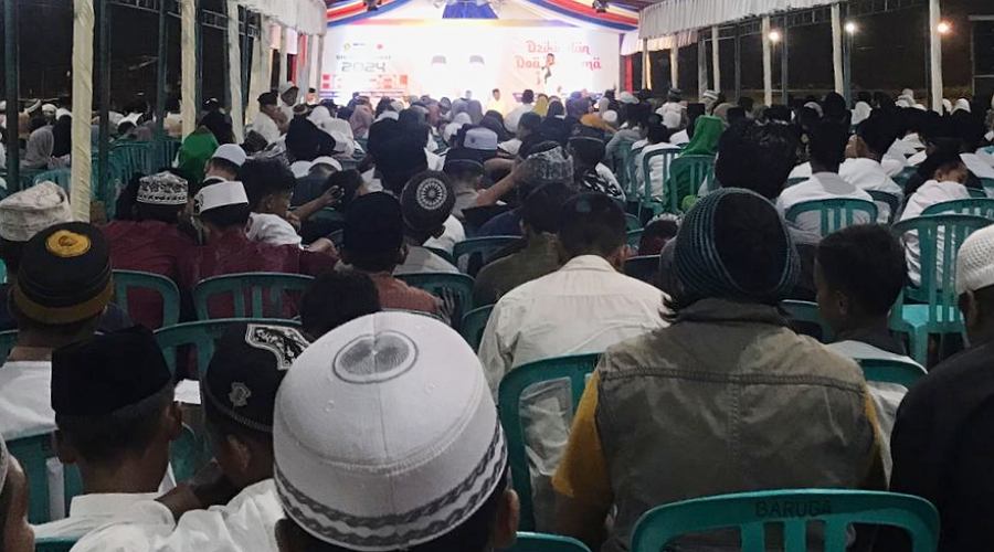 Warga mengikuti dzikir akbar dan doa bersama pasangan Handal di Sirkuit Panggona, Palu, Minggu (25/8/2024). (Foto: Tim Media Handal)
