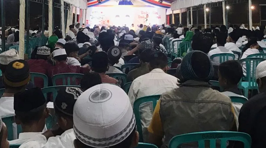 Warga mengikuti dzikir akbar dan doa bersama pasangan Handal di Sirkuit Panggona, Palu, Minggu (25/8/2024). (Foto: Tim Media Handal)