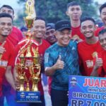 Wali Kota Palu Hadianto Rasyid berofoto bersama pemenang mini soccer birobuli dup I 2024 di Lapangan Garuda, Minggu (25/8/2024). (Foto: Porkopimda Setda kota Palu/Iwan)