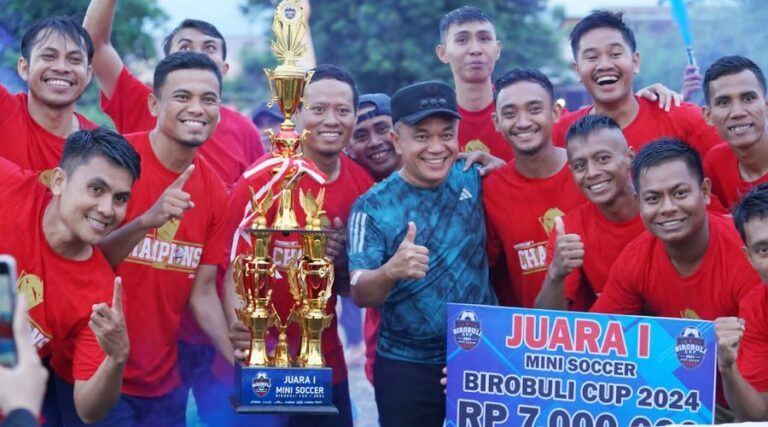 Wali Kota Palu Hadianto Rasyid berofoto bersama pemenang mini soccer birobuli dup I 2024 di Lapangan Garuda, Minggu (25/8/2024). (Foto: Porkopimda Setda kota Palu/Iwan)