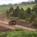 Sebuah dump truck melintas di area pertambangan nikel yang telah direklamasi di Soroako, Luwu Timur. (Foto: PT Vale Indonesia).