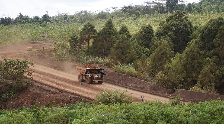 Sebuah dump truck melintas di area pertambangan nikel yang telah direklamasi di Soroako, Luwu Timur. (Foto: PT Vale Indonesia).