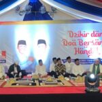 Bakal calon wali kota Palu, Hidayat (kanan) berpidato saat mengikuti zikir dan doa bersama yang dihadiri ribuan peserta di sirkuit Panggona Palu, Minggu (25/8/2024) malam. Foto: TIM MEDIA HANDAL