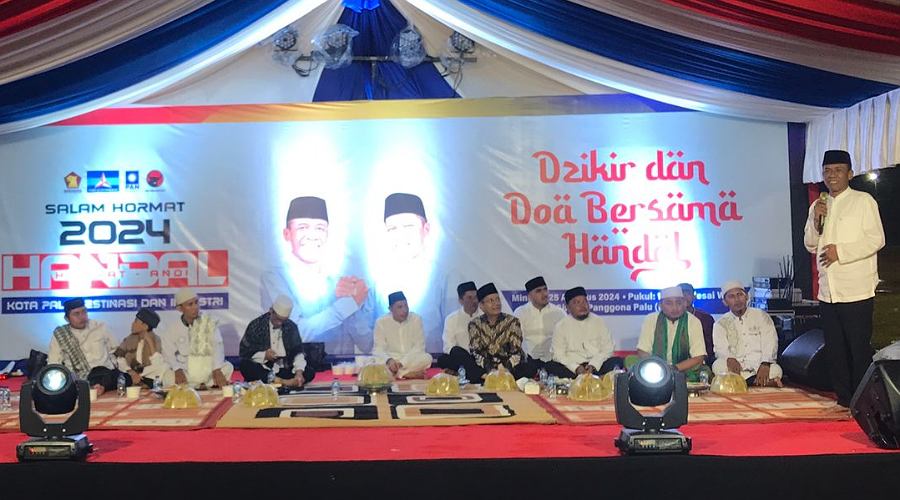 Bakal calon wali kota Palu, Hidayat (kanan) berpidato saat mengikuti zikir dan doa bersama yang dihadiri ribuan peserta di sirkuit Panggona Palu, Minggu (25/8/2024) malam. Foto: TIM MEDIA HANDAL