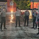 Sejumlah polisi dibantu seekor anjing pelacak berada d Kantor KPU Sulteng, Minggu (25/8/2024). Foto: Humas Polda Sulteng