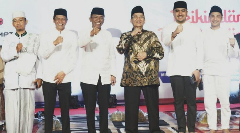 Ketua DPD Gerindra Sulteng, Longki Djanggola (ketiga kanan) bersama bakal calon Wali Kota Palu, Hidayat (ketiga kiri) dan calon wakil wali kota Palu, Andi Nur B Lamakarate (kedua kiri) usai dzikir akba di Sirkuit Panggona, Palu, Minggu (25/8/2024) malam. (Foto: Time Media Handal)