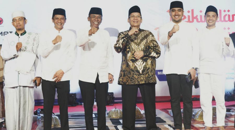 Ketua DPD Gerindra Sulteng, Longki Djanggola (ketiga kanan) bersama bakal calon Wali Kota Palu, Hidayat (ketiga kiri) dan calon wakil wali kota Palu, Andi Nur B Lamakarate (kedua kiri) usai dzikir akba di Sirkuit Panggona, Palu, Minggu (25/8/2024) malam. (Foto: Time Media Handal)