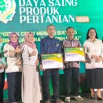Kelompok Tani Bangka Mofu’u berfoto usai menerima abugerah daya saing produk pertanian dari Dinas Tanaman Pangan dan Hortikultura Sulteng, Sabtu (24/8/2024). (Foto: Pt Vale Indonesia)
