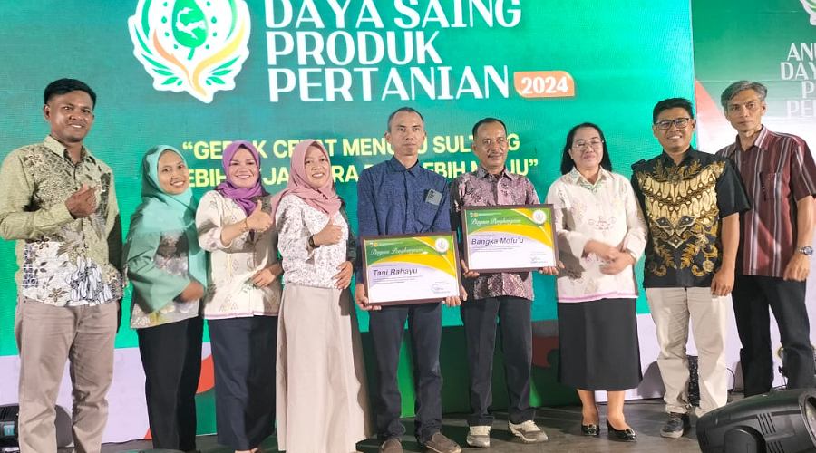 Kelompok Tani Bangka Mofu’u berfoto usai menerima abugerah daya saing produk pertanian dari Dinas Tanaman Pangan dan Hortikultura Sulteng, Sabtu (24/8/2024). (Foto: Pt Vale Indonesia)