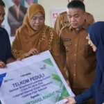 Wali Kota Palu, Hadianto Rasyid (kedua kanan( menyerahkan bantuan program Forum CSR Kota Palu, Senin (26/8/2024)