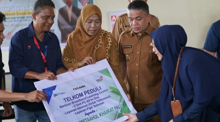 Wali Kota Palu, Hadianto Rasyid (kedua kanan( menyerahkan bantuan program Forum CSR Kota Palu, Senin (26/8/2024)