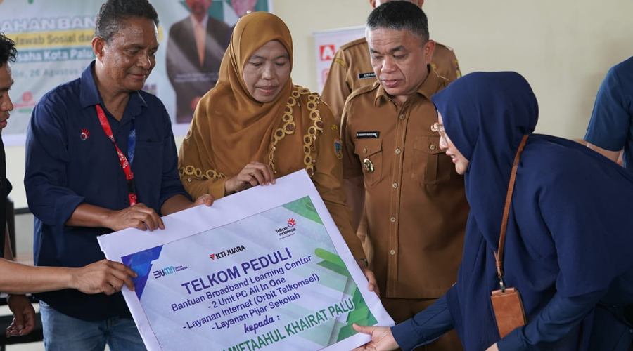 Wali Kota Palu, Hadianto Rasyid (kedua kanan( menyerahkan bantuan program Forum CSR Kota Palu, Senin (26/8/2024)