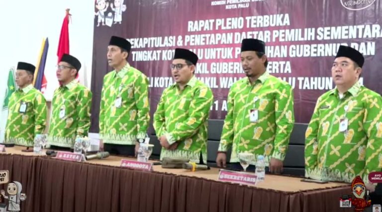 Komisioner KPU Kota Palu memimpin Rapat Pleno Terbuka Rekapitulasi dan Penetapan DPS untuk Pllgug dan Pilwakot 2024 di Kantor KPU Kota Palu, Minggu (11/8/2024). (Foto: Tangkapan layar Youtube @KPUKotaPalu)
