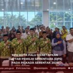 Komisioner KPU Kota Palu bersama para peserta berfoto bersama usai rapat pleno terbuka rekapitulasi DPS Pilkada Serentak di Kantor KPU Kota Palu, Minggu (11/8/2024). (Foto: instagram @kpukotapalu)