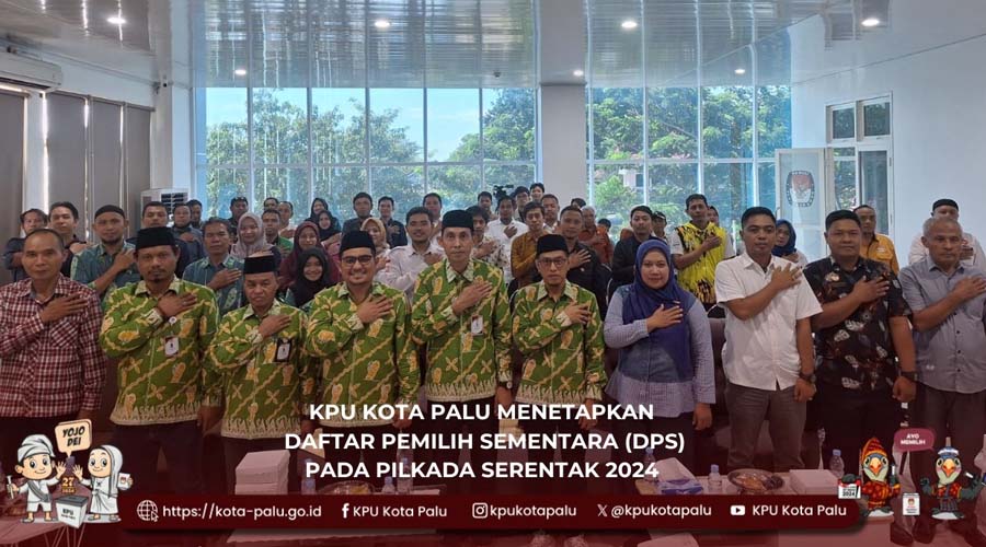 Komisioner KPU Kota Palu bersama para peserta berfoto bersama usai rapat pleno terbuka rekapitulasi DPS Pilkada Serentak di Kantor KPU Kota Palu, Minggu (11/8/2024). (Foto: instagram @kpukotapalu)