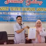 Anggota KPU Kota Palu Divisi Teknis Penyelenggara Pemilu, Iskandar Lembah (kedua kiri) bersama Direktur RS Anutapura Palu, dr. Maria Rosa Da Lima Rupa (kedua kanan) pada kunjungan koordinasi sehubungan dengan tahapan pemeriksaan bakal calon wali kota dan wakil walikota palu, Rabu (21/8/2024). (Foto: Humas KPU Kota Palu)