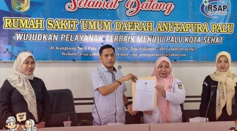 Anggota KPU Kota Palu Divisi Teknis Penyelenggara Pemilu, Iskandar Lembah (kedua kiri) bersama Direktur RS Anutapura Palu, dr. Maria Rosa Da Lima Rupa (kedua kanan) pada kunjungan koordinasi sehubungan dengan tahapan pemeriksaan bakal calon wali kota dan wakil walikota palu, Rabu (21/8/2024). (Foto: Humas KPU Kota Palu)