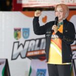 Ketua TP-PKK Kota Palu, Diah Puspita mewakili Wali Kota Palu mengepalkan tinjunya saat memberikan sambutan pembukaan Open Tournament Basketball Wali Kota Cup 2024 di Lapangan Basket, Taman GOR, Kota Palu, Senin (12/8/2024). (Foto: Porkopimda Setda Kota Palu/Jufri)