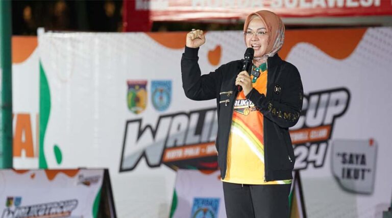 Ketua TP-PKK Kota Palu, Diah Puspita mewakili Wali Kota Palu mengepalkan tinjunya saat memberikan sambutan pembukaan Open Tournament Basketball Wali Kota Cup 2024 di Lapangan Basket, Taman GOR, Kota Palu, Senin (12/8/2024). (Foto: Porkopimda Setda Kota Palu/Jufri)