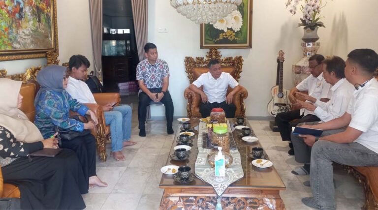 Wali Kota Palu, Hadianto Rasyid (tengah) menerima kunjungan KADIN Indonesia di Palu, Senin (12/8/2024). (Foto: Porkopimda Setda Kota Palu/Jufri)