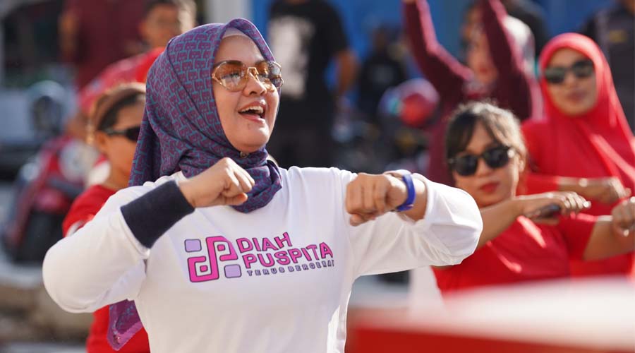 Ketua ASIAFI Sulteng, Diah Puspita pada kegiatan Senam Zumba Merah Putih di Pasar Modern Bambaru, Palu, Sabtu (10/8/2024). (Foto: Jufri)