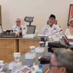Ketua Komisi 1 DPR Aceh, Iskandar Usman Farlaky (kiri) saat diterima Sekkot Palu, Irmayanti (kedua kiri) bersama pejabat Pemkot Palu di Ruang Pertemau Kantor Wali KOta Palu, Rabu (21/8/2024). (Foto: Prokopimda Setda Kota Palu/Iwan)