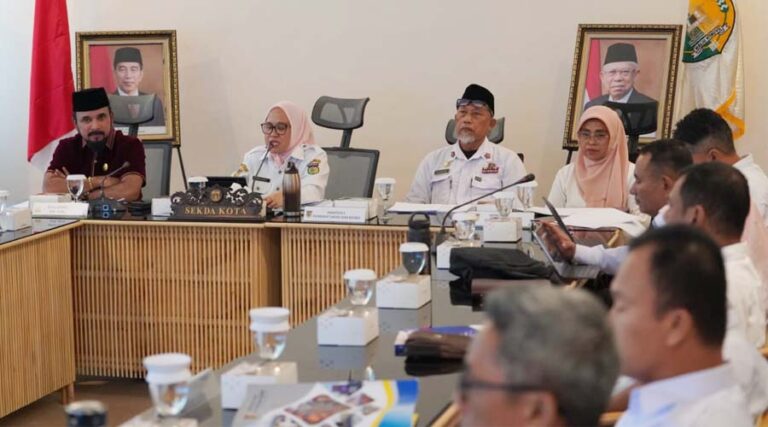 Ketua Komisi 1 DPR Aceh, Iskandar Usman Farlaky (kiri) saat diterima Sekkot Palu, Irmayanti (kedua kiri) bersama pejabat Pemkot Palu di Ruang Pertemau Kantor Wali KOta Palu, Rabu (21/8/2024). (Foto: Prokopimda Setda Kota Palu/Iwan)